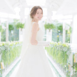 ドレス姿が綺麗に見えるように、チャペルのメインステージでは下からライトアップも。
