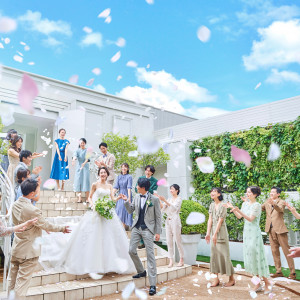ゲストの歓声とともに笑顔弾ける！青空貸切フラワーシャワー|アルカンシエル横浜 luxemariage（アルカンシエルグループ）の写真(51869873)