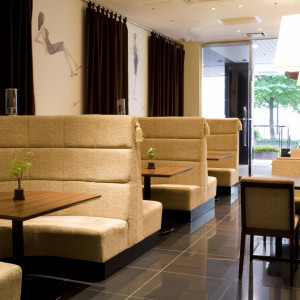 <カフェ>ゲストのお客様もゆったりお待ち頂けるカフェスタイルの控室|アルカンシエル横浜 luxemariage（アルカンシエルグループ）の写真(215461)