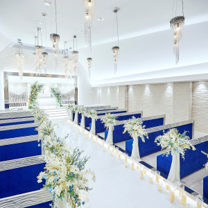 純白とロイヤルブルーのコントラストが美しいチャペル|アルカンシエル横浜 luxemariage（アルカンシエルグループ）の写真(25200218)