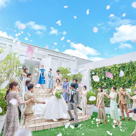 ゲストの歓声とともに笑顔弾ける！青空貸切フラワーシャワー