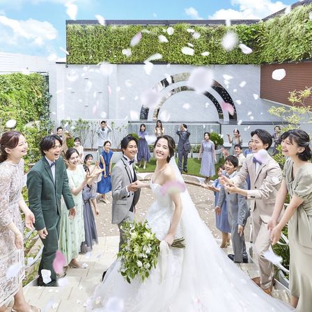 挙式後は、青空を満喫する祝福のアフターセレモニー|アルカンシエル横浜 luxemariage（アルカンシエルグループ）の写真(24401700)
