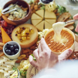 《生ハムやチーズと♪ウェルカムビュッフェも》食前酒と合わせたウェルカムビュッフェも素敵なおもてなしの演出の一つです♪招待するゲスト様へ喜んでいただけるおもてなしを考えよう|Rouge Ardent（ルージュアルダン）●BRASSグループの写真(44916512)