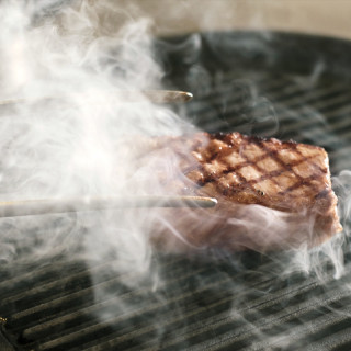 肉料理は焼き目を付けてから低温調理で休ませ、やわらかく味わい深く仕上げます。