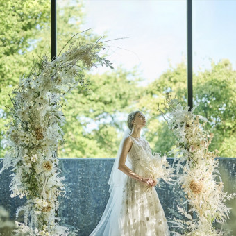 遮るものが何もない、青空と緑が美しい花嫁を彩るチャペル。