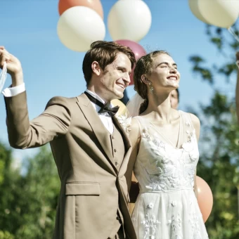 バルーンリリースやフラワーシャワーなど、広大なガーデンを使った結婚式が人気！