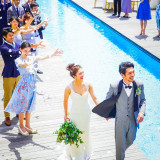 海と横浜の街並みを望むウッドデッキのガーデンテラスでは、ゲストと一緒に優雅な時を。