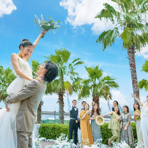 開放的なパーティ会場で、ゲストに寄り添いながら過ごすひととき