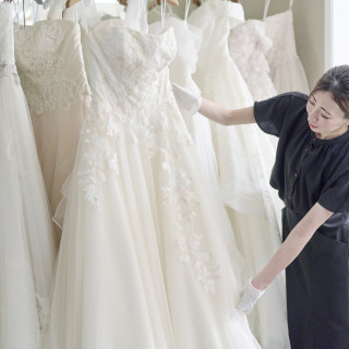 花嫁一人ひとりの想い、憧れ、スタイル等様々なリクエストに500着以上のドレスから専属スタッフがご提案