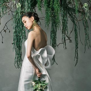 ガーデンパーティなどにぴったりなシンプルでナチュラルなドレス