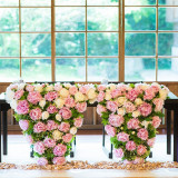 女性らしいピンクの薔薇でコーディネート