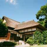 茅葺屋根の荘厳な日本家屋がゲストの皆様をお出迎え致します。