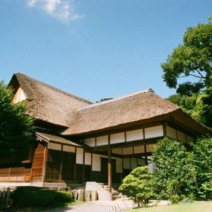 茅葺屋根の荘厳な日本家屋がゲストの皆様をお出迎え致します。|三渓園 鶴翔閣（横浜市指定有形文化財）の写真(809836)