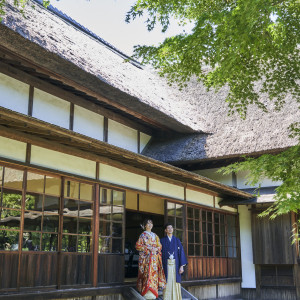 縁側と庭園前でのツーショットも和婚に憧れを|三渓園 鶴翔閣（横浜市指定有形文化財）の写真(23887883)