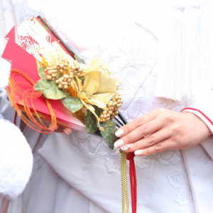和装には生花のボールブーケ以外に、扇子ブーケも人気|三渓園 鶴翔閣（横浜市指定有形文化財）の写真(814396)