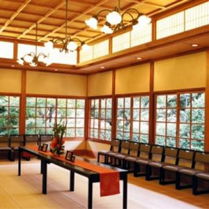 ゲストの待合室からも庭園が一望できます。|三渓園 鶴翔閣（横浜市指定有形文化財）の写真(240996)
