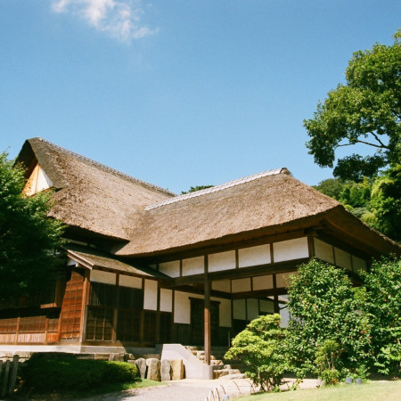 茅葺屋根の荘厳な日本家屋がゲストの皆様をお出迎え致します。