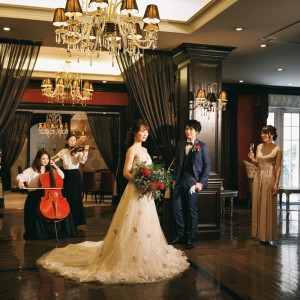 待合スペースで生演奏も。上質で優雅なひと時を過ごせます|Wedding of Legend GLASTONIA  - グラストニア -の写真(10957862)