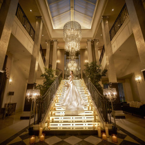 階段を使っての演出をどうアレンジするかはお2人次第！照明のON/OFFやシルエット演出などあっと驚く登場シーンをやってみて♪|Wedding of Legend GLASTONIA  - グラストニア -の写真(39062650)