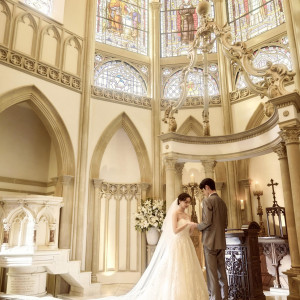 海外で実際に使われ数々の花嫁を見守ってきたステンドグラスの光が、新たな夫婦の誕生を祝福する。細部まで造り込まれた大聖堂の凛とした厳かな空気が花嫁姿を美しく輝かせる|Wedding of Legend GLASTONIA  - グラストニア -の写真(39362956)