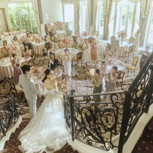 2Fのブライダルルームと会場内を結ぶ大階段が、王侯貴族の晩餐会のようなレセプションの始まりを演出。|Wedding of Legend GLASTONIA  - グラストニア -の写真(39062641)