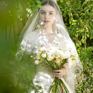 ドレスのデザイン、おふたりの背丈のバランス、会場のコーディネートなどすべてのバランスを考えてトータルコーディネートするフラワーアレンジメント|Wedding of Legend GLASTONIA  - グラストニア -の写真(39368562)