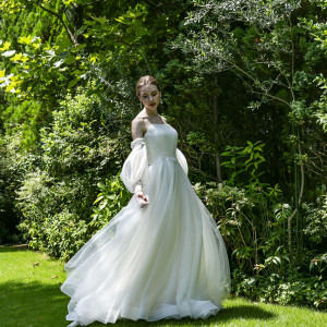 美しい緑にはドレスが映えてフォトジェニックな一枚を残すことができる。VIVIAN bridesのドレススタイリストが、運命の1着に出会うお手伝いをいたします|Wedding of Legend GLASTONIA  - グラストニア -の写真(39368398)