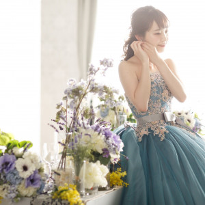ウェディングドレスとは違う花嫁様の魅力を演出しませんか？室内はもちろん、ガーデンでも映えるカラードレス多数取り揃えております。|Wedding of Legend GLASTONIA  - グラストニア -の写真(12213662)