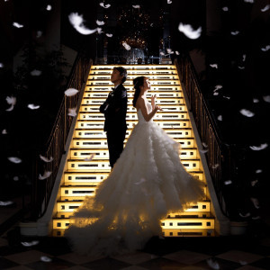 「天使がおふたりの幸せを祝福する」フェザーシャワーと共に入場する演出が大人気♡|Wedding of Legend GLASTONIA  - グラストニア -の写真(10957715)