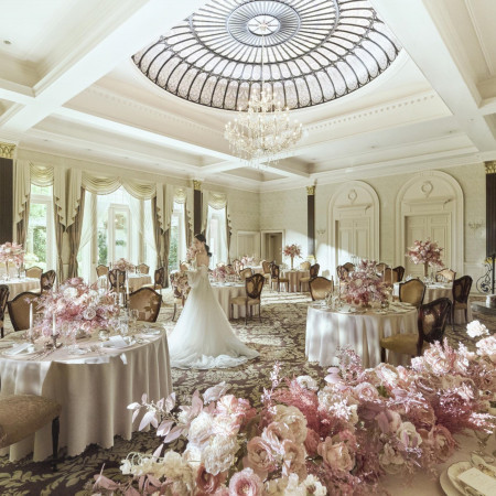 吹き抜けの高い天井にはドーム型のステンドグラスとシャンデリアが飾られ、よりいっそうまばゆい空間に緑豊かなイングリッシュガーデンとの一体感を味わえるのも、この会場の魅