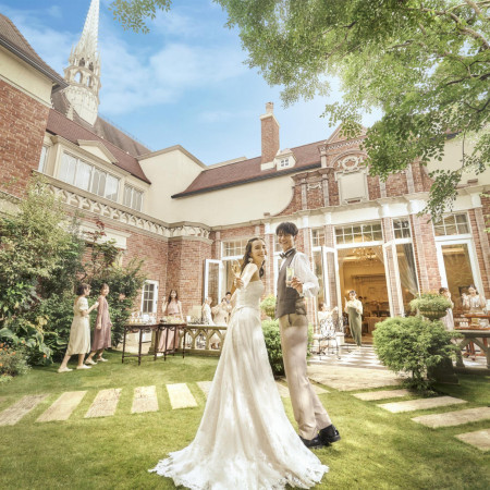 青空の下ゲストの笑顔と祝福の声。外国映画に出てくるようなロケーションも大反響