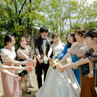 おしゃれなボトルを持って外で行う「乾杯!」もお写真映えもして素敵