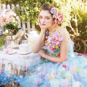 イマドキ花嫁に人気のドレス☆色鮮やかなお花はお写真にもはえます|セント・ラファエロチャペル御堂筋の写真(1270071)