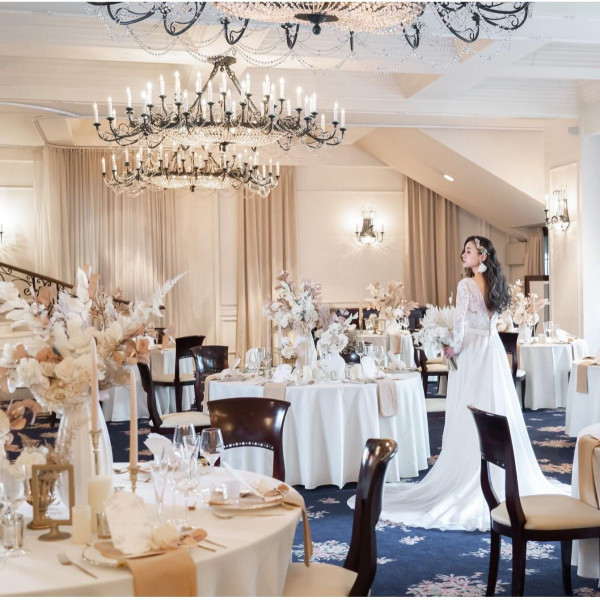 スワロフスキーシャンデリアが煌めく上質空間