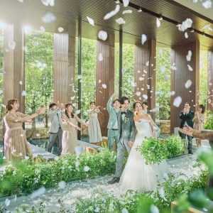 窓から差し込むあたたかな光の中で、祝福のフラワーシャワー＊*どこから撮影しても美しい緑が映える美しい空間。|麗風つくば シーズンズテラスの写真(31693723)