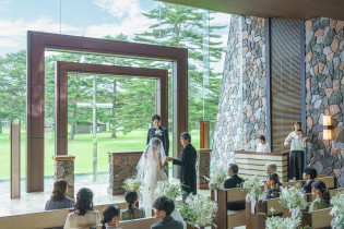 挙式は自然に包まれたチャペルで|軽井沢プリンスホテル  フォレスターナ軽井沢の写真(38141225)