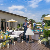 大勢のゲストの賑やかに楽しむなら、ブリンシュのガーデンがオススメ!ウッドデッキやプールなど心が躍る空間だ。
