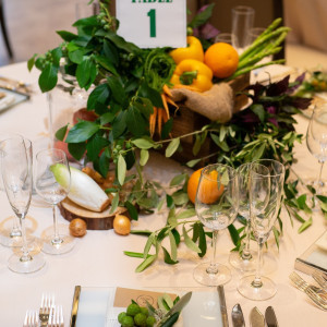 海外の収穫祭をイメージしたテーブルコーディネイトではフレッシュな野菜をテーブル上に散りばめて。|軽井沢プリンスホテル  フォレスターナ軽井沢の写真(2935951)
