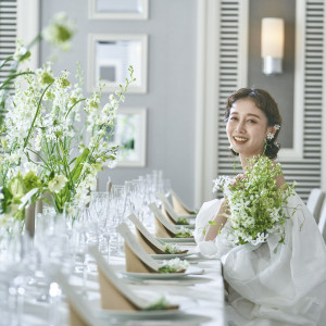 家族だけでの小さな結婚式も華やかに、写真に映えるフラワーコーディネイトをするのがおすすめ！テーブルの装花はパーティー後に持ち帰りOK!|軽井沢プリンスホテル  フォレスターナ軽井沢の写真(42774803)