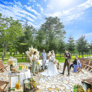 「軽井沢 幸運の森 ルーチェ」ではガーデン挙式や挙式後のパーティーまで自由な時間を過ごせる。青空と緑に包まれて、軽井沢ウエディングらしい時間を過ごして。|軽井沢プリンスホテル  フォレスターナ軽井沢の写真(11596877)