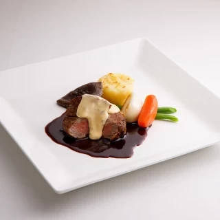 牛フィレ肉のロースト 赤ワインソースとペアルネーズソース