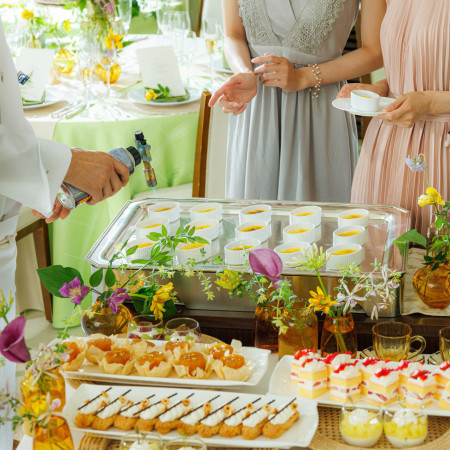 デザートブッフェはゲストにも大好評！併設のガーデンで楽しむこともできる。