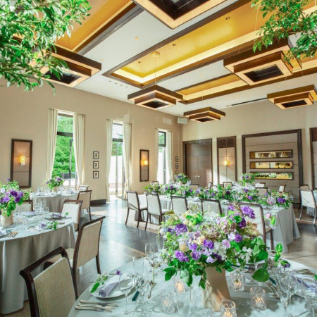 ブリンシュ 会場には大きな窓から自然光がたっぷり入る。ガーデンには自由に行き来でき演出の幅も広がる