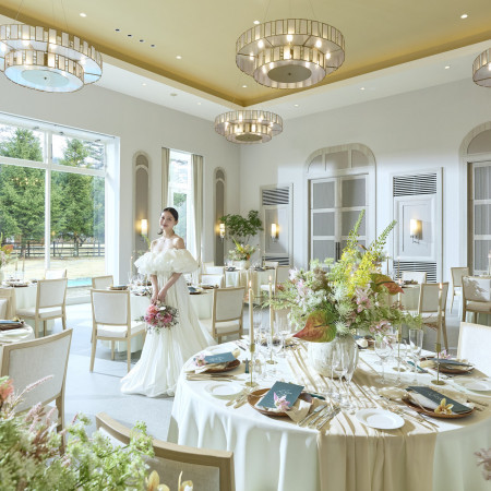 2025年4月リニューアルオープン！「風の教会」にテイストを合わせた温かな色味が魅力。さらに軽井沢の自然を存分に楽しめる大窓を新設！