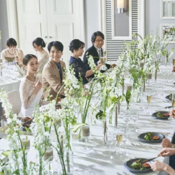 会食スタイルでゲストと会話と料理を楽しむのも少人数パーティーの醍醐味。