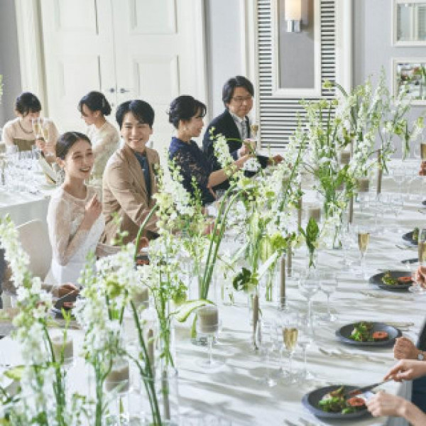 会食スタイルでゲストと会話と料理を楽しむのも少人数パーティーの醍醐味。