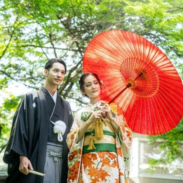 振袖のレンタルや着付けにも対応しているので、会食後の家族写真や婚約写真などの撮影も可能。