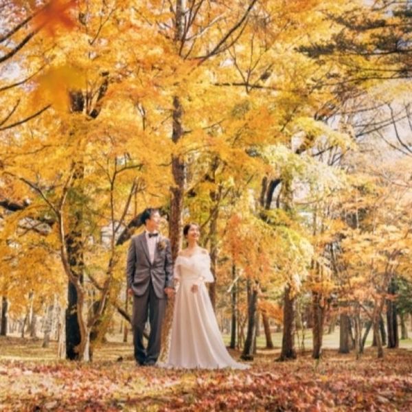 紅葉に包まれる秋の前撮りもおすすめ。四季の移ろいを楽しんで。