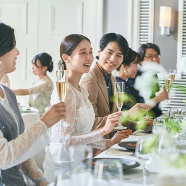 ドレスを着たままパーティールームでの会食が楽しめる※平服での会食も可能