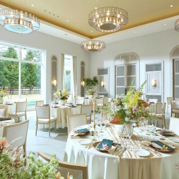 永遠を表す象徴的な円形のシャンデリアが特徴！木目調のインテリアで自然の温かみが感じられる。